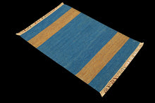 Load image into Gallery viewer, Kilim indiano autentico moderno e originale, 90x60 cm