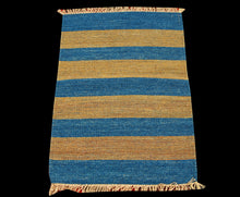 Load image into Gallery viewer, Kilim indiano autentico moderno e originale, 90x60 cm