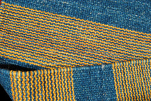Load image into Gallery viewer, Kilim indiano autentico moderno e originale, 90x60 cm
