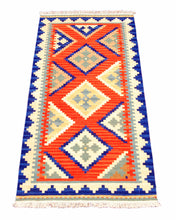 Carica l'immagine nel visualizzatore di Gallery, Originale kilim fatto a mano 122x61CM