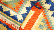 Carica l'immagine nel visualizzatore di Gallery, Originale kilim fatto a mano 122x61CM