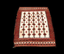 Lade das Bild in den Galerie-Viewer, Original Hand Made Rustic Kilim / Cicim 125x93 CM