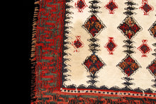 Lade das Bild in den Galerie-Viewer, Original Hand Made Rustic Kilim / Cicim 125x93 CM
