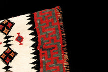 Lade das Bild in den Galerie-Viewer, Original Hand Made Rustic Kilim / Cicim 125x93 CM