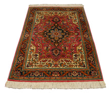 Lade das Bild in den Galerie-Viewer, Authentic original hand knotted carpet Extra fine 147x102 CM