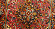 Lade das Bild in den Galerie-Viewer, Authentic original hand knotted carpet Extra fine 147x102 CM