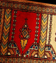 Lade das Bild in den Galerie-Viewer, Tappeto Autentico Originale Annodato a Mano Kashmir Pakistan 65x31 CM