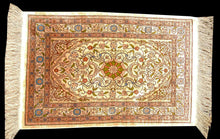 Carica l'immagine nel visualizzatore di Gallery, Antico Tappeto Hereche / Hereke in seta 100% Misura 122x74