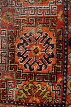 Carica l'immagine nel visualizzatore di Gallery, Tappeto Vintage Originale annodato a mano Ghashgaii CM210x105