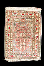 Lade das Bild in den Galerie-Viewer, Antico Tappeto Hereche / Hereke in seta 100% Misura 55x42 CM