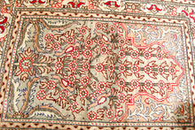 Carica l'immagine nel visualizzatore di Gallery, Antico Tappeto Hereche / Hereke in seta 100% Misura 55x42 CM