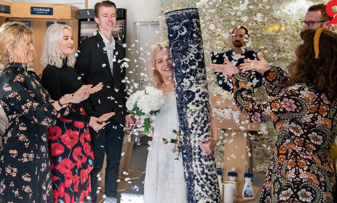 Una ragazza ha sposato il suo tappeto preferito