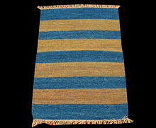 Carica l&#39;immagine nel visualizzatore di Gallery, Kilim indiano autentico moderno e originale, 90x60 cm
