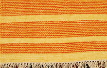 Carica l'immagine nel visualizzatore di Gallery, Kilim indiano autentico moderno e originale, 90x60 cm
