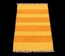 Carica l'immagine nel visualizzatore di Gallery, Kilim indiano autentico moderno e originale, 90x60 cm
