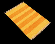 Carica l'immagine nel visualizzatore di Gallery, Kilim indiano autentico moderno e originale, 90x60 cm
