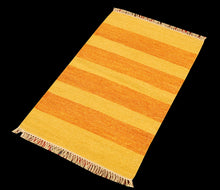 Carica l'immagine nel visualizzatore di Gallery, Kilim indiano autentico moderno e originale, 90x60 cm
