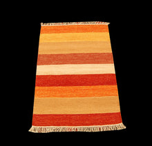 Carica l'immagine nel visualizzatore di Gallery, Kilim indiano autentico moderno e originale, 90x60 cm
