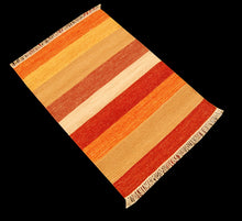 Carica l'immagine nel visualizzatore di Gallery, Kilim indiano autentico moderno e originale, 90x60 cm
