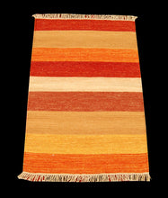 Carica l'immagine nel visualizzatore di Gallery, Kilim indiano autentico moderno e originale, 90x60 cm
