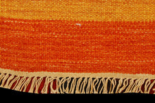 Carica l'immagine nel visualizzatore di Gallery, Kilim indiano autentico moderno e originale, 90x60 cm
