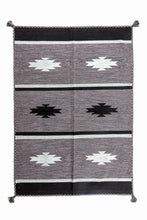Load image into Gallery viewer, Galleria Farah1970 - 200x140 CM Kilim Autentico, Originale e Fatto a Mano Ideale Per la Sala , Salotto , Ufficio , Seconda casa e la cucina (Lavabile In Lavatrice)
