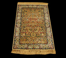 Load image into Gallery viewer, Galleria Farah1970 - 230x160 CM TAPPETO Autentico, Originale e Fatto a Macchi
