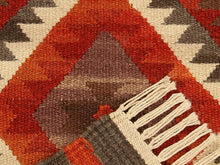 Carica l'immagine nel visualizzatore di Gallery, Kilim Carpets by Jalal Teppich In Kilim Zagros beige/rot 140 x 200 cm
