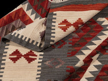 Carica l'immagine nel visualizzatore di Gallery, Kilim Carpets by Jalal Teppich In Kilim Zagros beige/rot 140 x 200 cm
