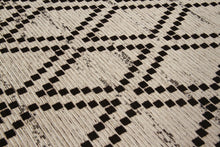 Load image into Gallery viewer, Tappeto Disegno Classico ARGENTELLA 8 BEIGE 140x200 CM
