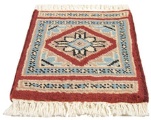 Load image into Gallery viewer, 30x30 CM Piccolo Tappetino Quadrato Autentico Originale Annodato a Mano , Ideale per sotto vasi e sotto oggetti
