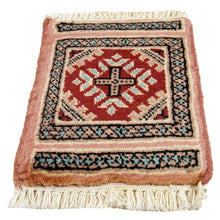 Load image into Gallery viewer, 30x30 CM Piccolo Tappetino Quadrato Autentico Originale Annodato a Mano , Ideale per sotto vasi e sotto oggetti
