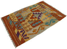 Carica l'immagine nel visualizzatore di Gallery, 90x63 CM Autentio kilim originale fatto a mano Stile classico - Facile da pulire
