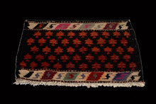 Carica l&#39;immagine nel visualizzatore di Gallery, Cicim Kilim autentik Hand Made Measure CM 47x36
