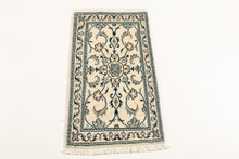 Carica l'immagine nel visualizzatore di Gallery, Authentic original hand knotted carpet 90x60 CM
