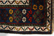 Lade das Bild in den Galerie-Viewer, Authentic original hand knotted carpet 190x105 CM
