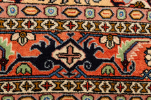 Lade das Bild in den Galerie-Viewer, Authentic original hand knotted carpet 202x196 CM
