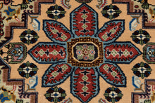 Carica l&#39;immagine nel visualizzatore di Gallery, Authentic original hand knotted carpet 195x137 CM
