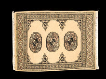 Lade das Bild in den Galerie-Viewer, Kashmir Wool Carpet CM 60x45 Pakistan Rugs
