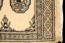 Lade das Bild in den Galerie-Viewer, Kashmir Wool Carpet CM 60x45 Pakistan Rugs
