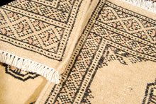 Lade das Bild in den Galerie-Viewer, Kashmir Wool Carpet CM 60x45 Pakistan Rugs
