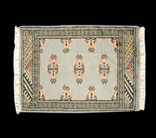 Lade das Bild in den Galerie-Viewer, Kashmir Wool Carpet CM 60x45 Pakistan Rugs
