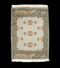 Lade das Bild in den Galerie-Viewer, Kashmir Wool Carpet CM 60x45 Pakistan Rugs
