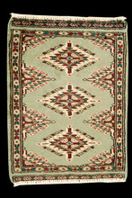 Carica l'immagine nel visualizzatore di Gallery, Kashmir Wool Carpet CM 60x45 Pakistan Rugs
