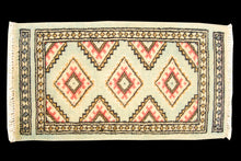 Carica l'immagine nel visualizzatore di Gallery, Kashmir Wool Carpet CM 60x34 Pakistan Rugs
