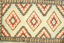 Carica l'immagine nel visualizzatore di Gallery, Kashmir Wool Carpet CM 60x34 Pakistan Rugs
