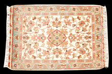 Carica l'immagine nel visualizzatore di Gallery, Kashmir Wool Carpet CM 60x40 Pakistan Rugs

