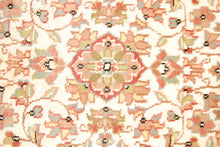 Carica l'immagine nel visualizzatore di Gallery, Kashmir Wool Carpet CM 60x40 Pakistan Rugs
