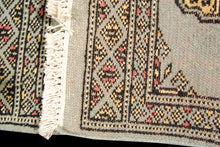 Carica l'immagine nel visualizzatore di Gallery, Kashmir Wool Carpet CM 60x45 Pakistan Rugs
