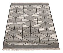 Lade das Bild in den Galerie-Viewer, New Design Original Authentic Hand Made Kilim India 240x170 CM
